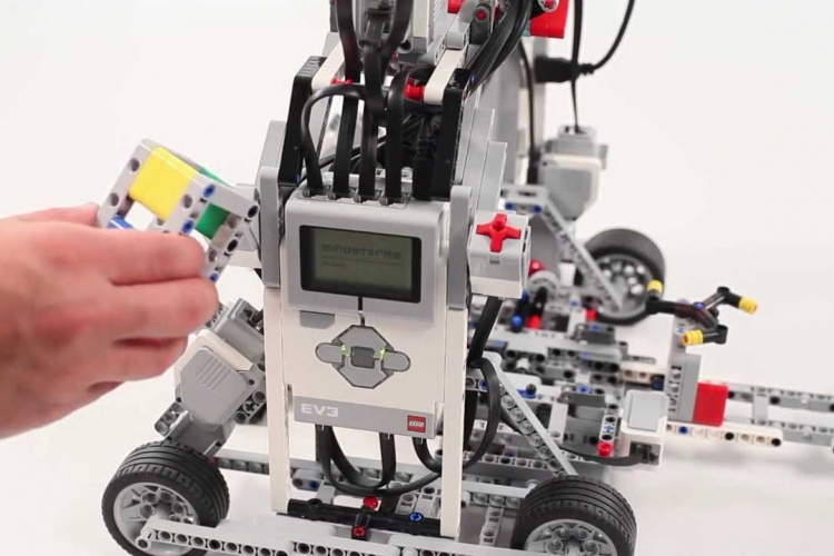 Legorobotok segítik rászoruló tehetséges gyerekek tanulását