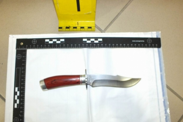 Italozó pultba vágta a kést