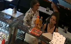 Lopás miatt keresi a győri rendőrség a képen látható nőt.