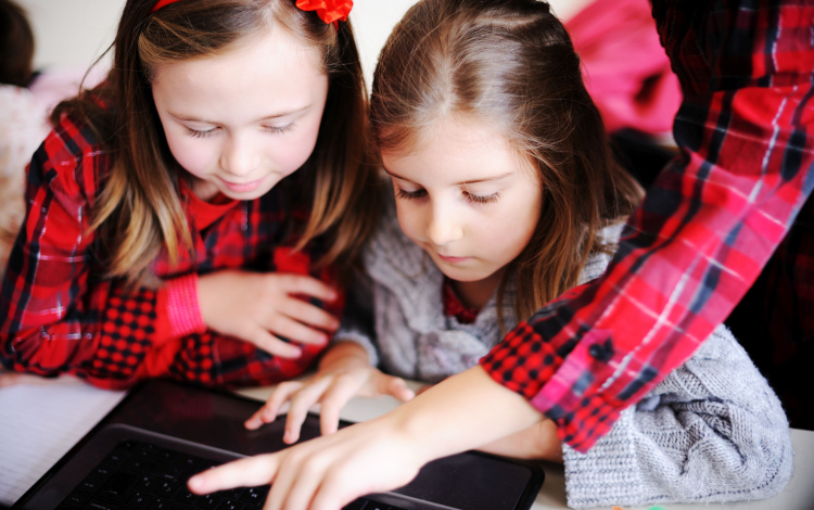 Laptopokat kapnak az 5., 6. és 9. osztályosok