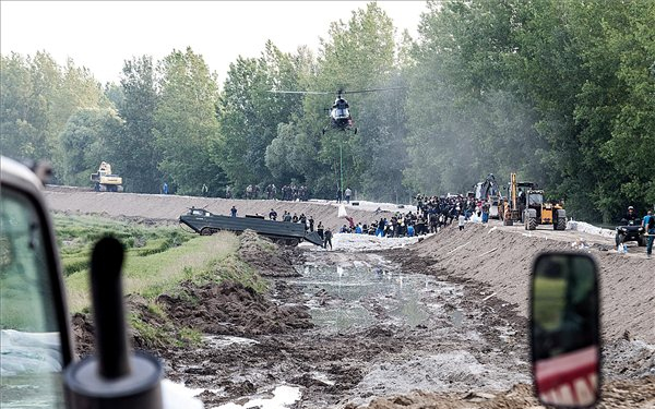 Győrújfalui polgármester: pár órás kiesést okoz a gátszakasz megcsúszása