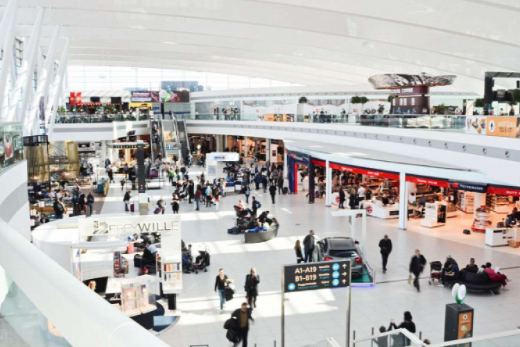 Átvizsgálják a Kínából érkező utasokat a budapesti repülőtéren