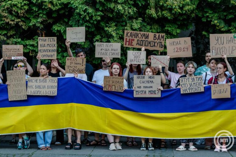 Ungváron második napja tüntetnek a korrupcióellenes hatóságok függetlenségét korlátozó törvény ellen