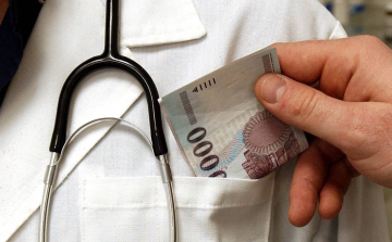 Továbbra is bűnügyi felügyelet alatt marad a hálapénzt elfogadó győri orvos