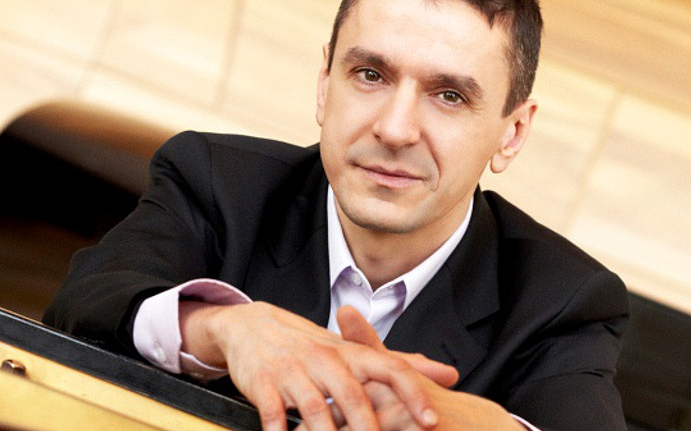 Kétségbeesve keresi édesanyját a magyar zeneszerző