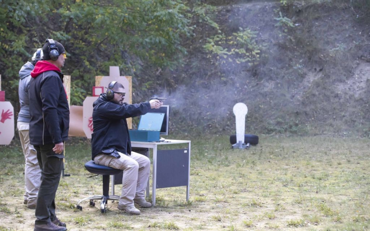 Rendőrök lövöldöztek Ravazdon