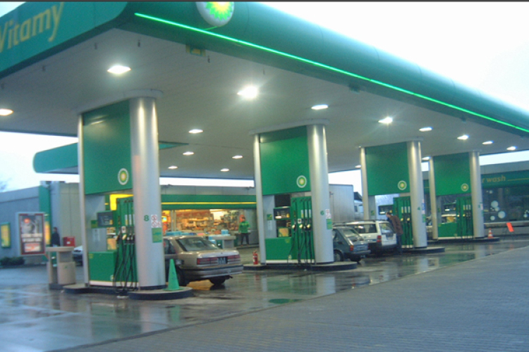 Nem fizetett, elütötte a benzinkutast egy autós