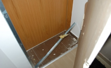 Falon át tört be a szomszéd lakásba a 24 éves férfi