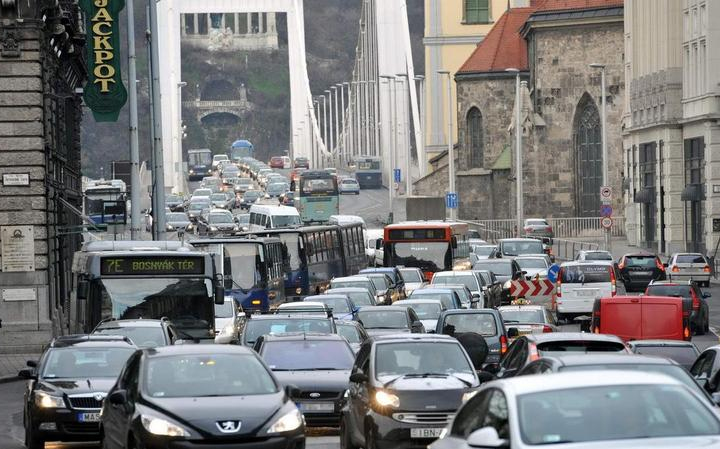 Beszakadt az út a Ferenciek terénél Budapesten, torlódás várható