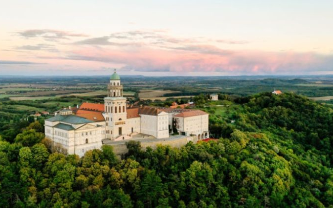 Különleges programokkal várják augusztus 20-án az érdeklődőket Pannonhalmán