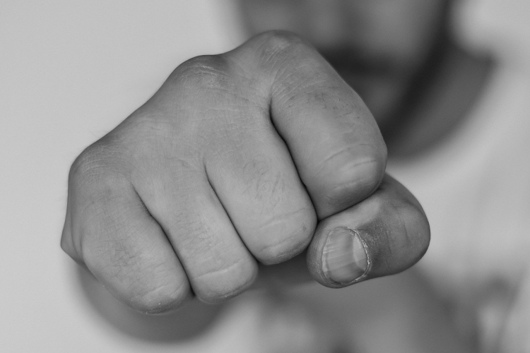 Életveszélyesen megsebesítette egy soproni szórakozóhely tulajdonosát az ittas férfi