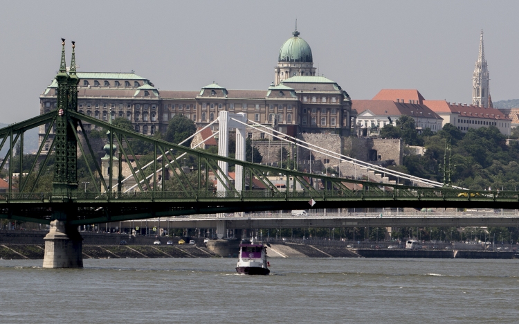 Megtalálták a bombát Budapesten a Dunában 