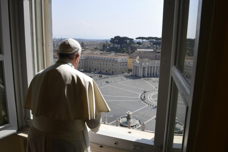 Koronavírus: Világméretű közös imádságra hív Ferenc pápa szerda délre