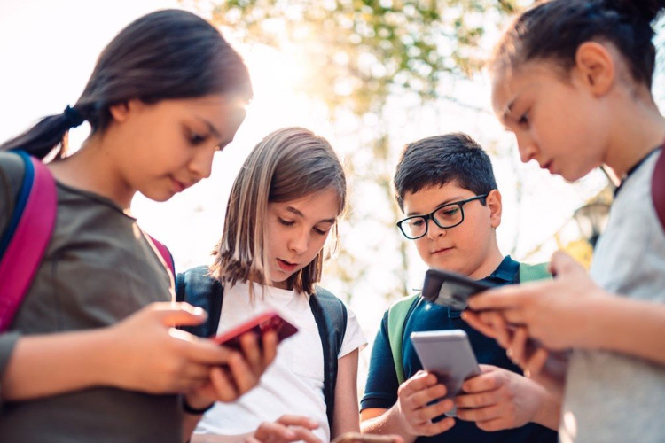 Szlovákiában betiltják a mobiltelefonok használatát az általános iskolák alsó tagozatán
