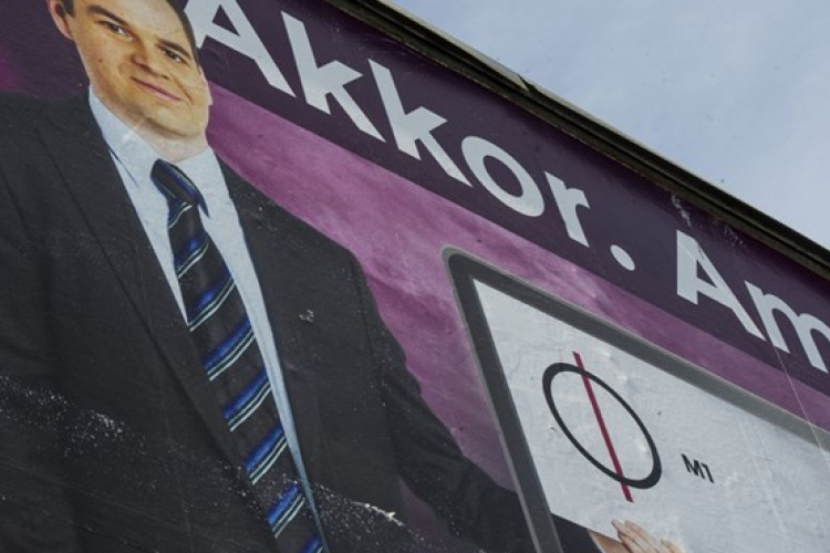 Másfél évig elhallgatta a közmédia, hogy mennyit keresnek a vezetői