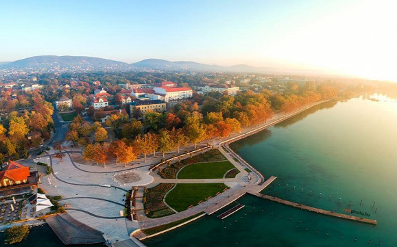 Újratervezik a Balaton partvonalát