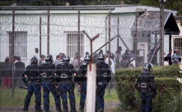 Tömegverekedés a debreceni menekülttáborban, kommandósok a két csoport között