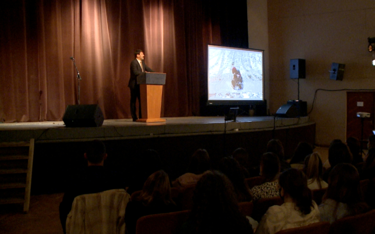 Középiskolásoknak tartott előadást Áder János