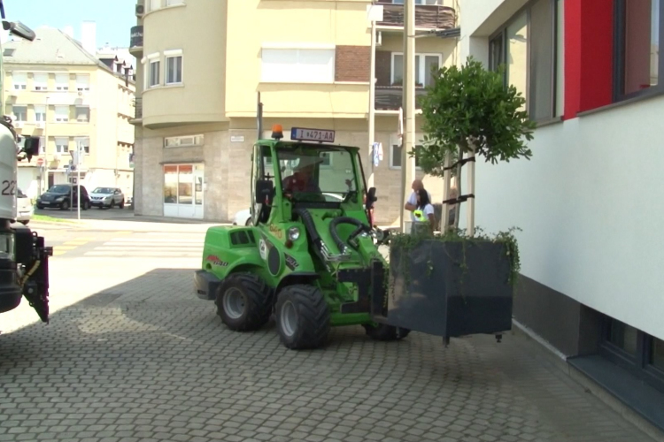 A tűzoltóság elé is jutott a virágládákból