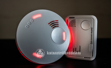 Dobozából, egy szekrényből jelzett be a szén-monoxid-érzékelő