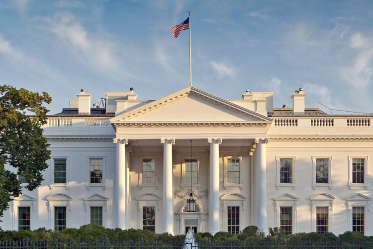 Gyanús csomagot dobtak át a Fehér Ház kerítésén, egy nőt letartóztattak