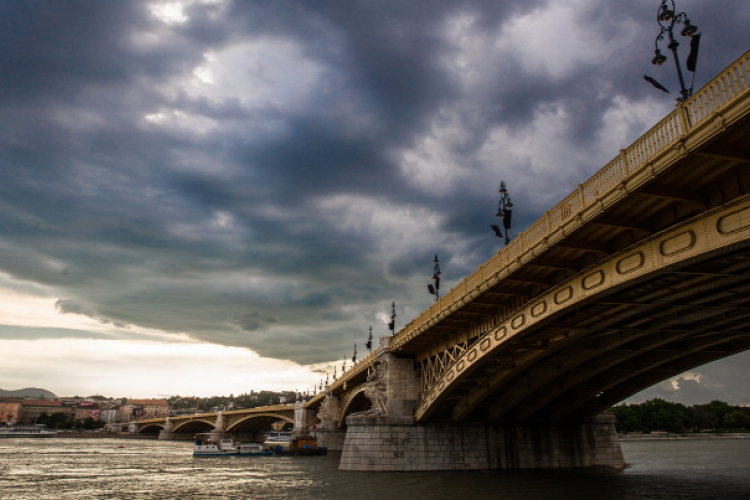 Hat holttestet találtak a Dunában 