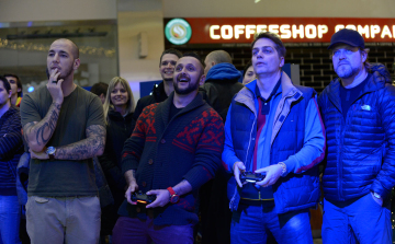 Órákon át álltak sorban a fanatikusok Playstation 4-ért