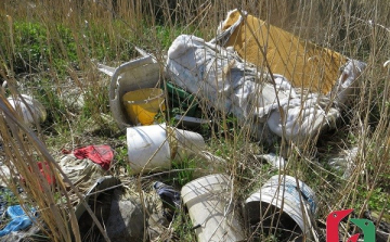 881 tonna illegálisan lerakott hulladékot szállítottak el a Fertő-partról