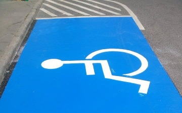 Kékre festik a mozgássérült belvárosi parkolókat