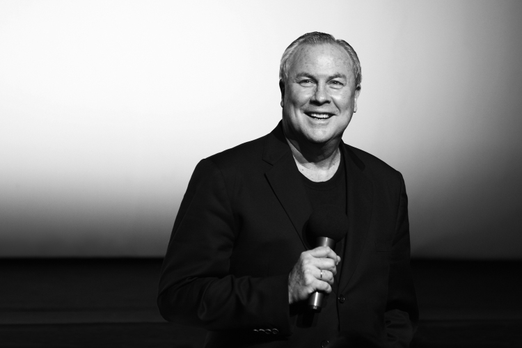 A világ egyik legnagyobb színházrendezője üzent a magyar színházszerető közönségnek