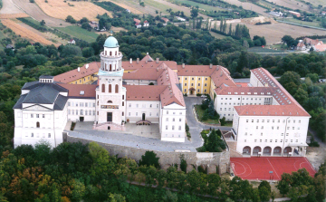 Pannonhalmi Főapátság: húsz évvel ezelőtti szexuális visszaélés és gyermekvédelmi intézkedések