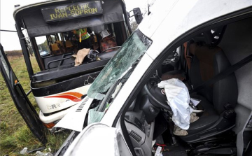 Busz és személyautó ütközött Győr megyében, tíz sérült