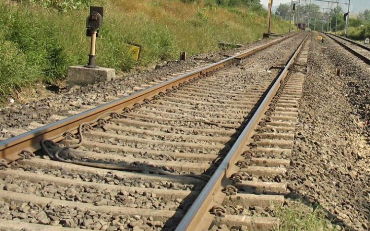 Vonat gázolt el egy fiatalembert Sopronnál