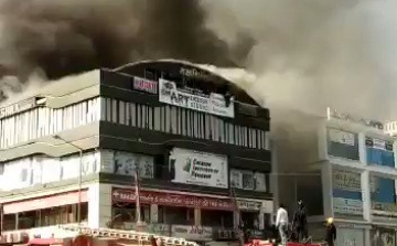 Tragédia: Leégett egy középiskola Indiában, legalább 15 diák életét vesztette