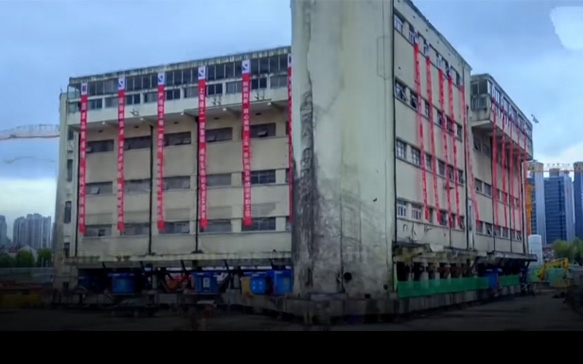 Sétált egy 85 éves épület Sanghajban - VIDEÓ