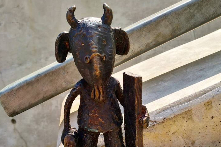 Ellopták Mekk Elek szobrát