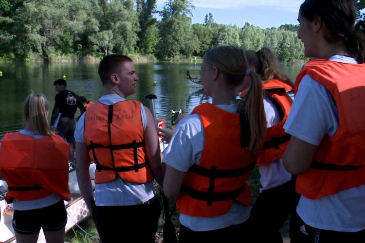 Sárkányhajóba pattantak a diákok