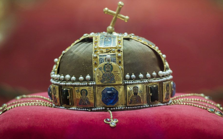Feldarabolták - és elásták volna Szent Koronánkat