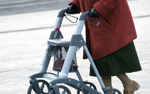 Kirúgta a járókeretet a néni kezéből, mert lassan ment át a zebrán