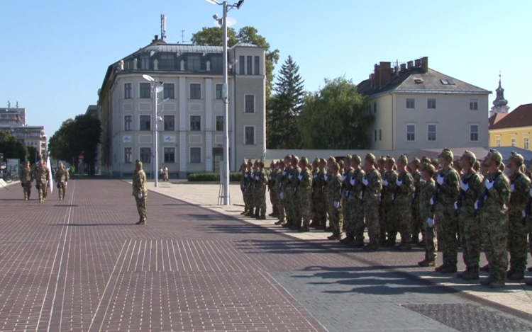 Győr belvárosában tettek katonai esküt