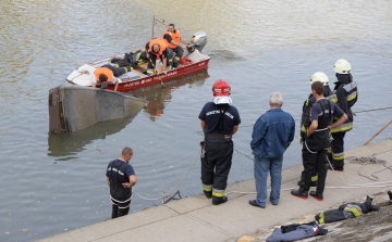 Holttesttel együtt emeltek ki egy autót Győrben a Mosoni-Dunából