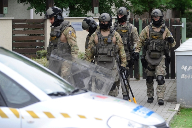 TEK-eseket riasztottak egy budapesti lakáshoz