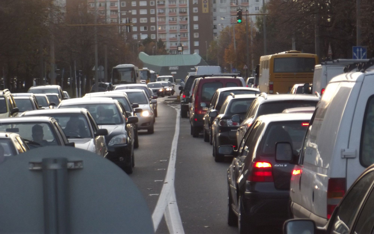 Káosz! Bedugult a Lajta