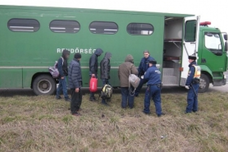 Őrizetben az embercsempész - Fotókkal, videóval