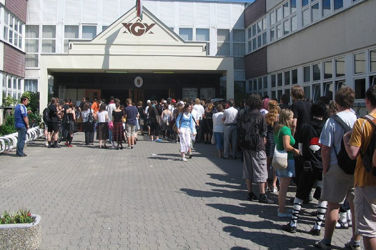 Mégsem szűnik meg a Krúdy gimnáziuma
