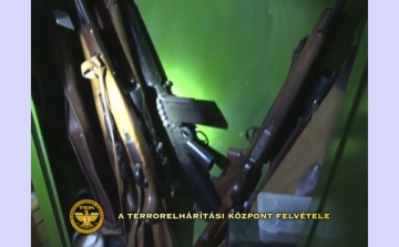 Robbanóanyagot, sorozat- és maroklőfegyvereket foglalt le a rendőrség
