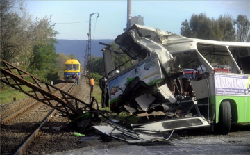 Tatabányai buszbaleset - Szerda hajnalig járnak buszok Tatabánya és Oroszlány között
