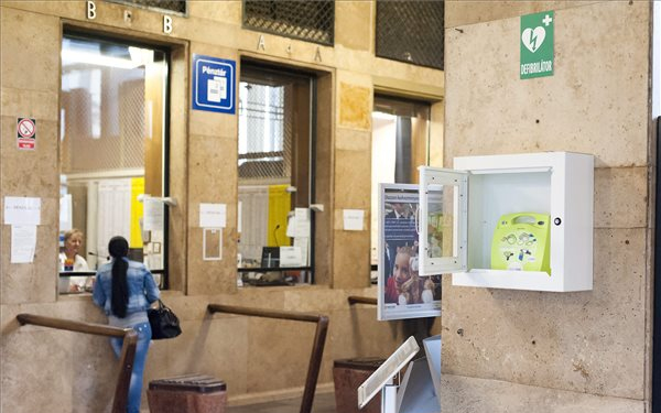Defibrillátort helyeztek el a győri vasútállomáson