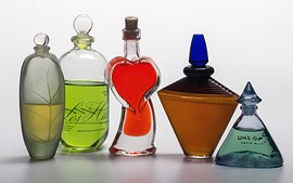 Hamis parfümszállítmányt foglaltak le Vámosszabadinál