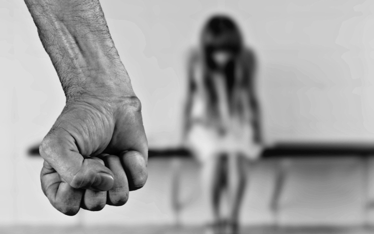 Gyermekeit éveken át bántalmazó szülőket ítéltek el Győrben